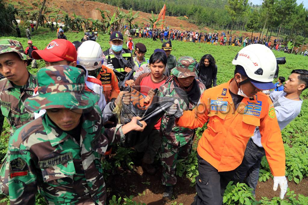 Tim SAR Temukan Satu...