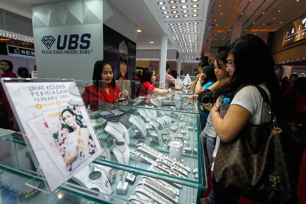 Ragam Perhiasan di Pameran...