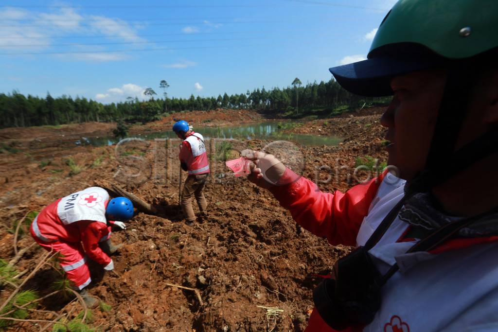 Pencarian Korban Tanah...