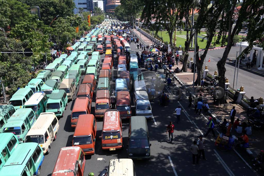 Angkot dan Bemo Mogok...