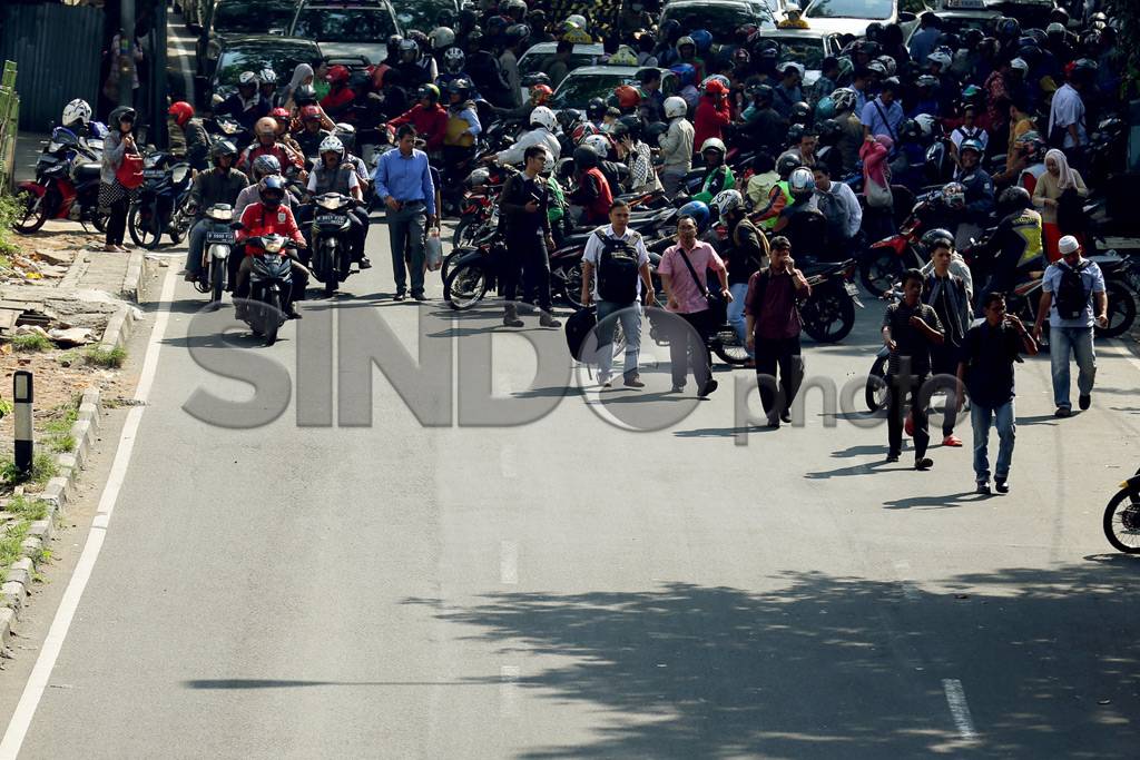 Aksi Ojek Berebut Penumpang...