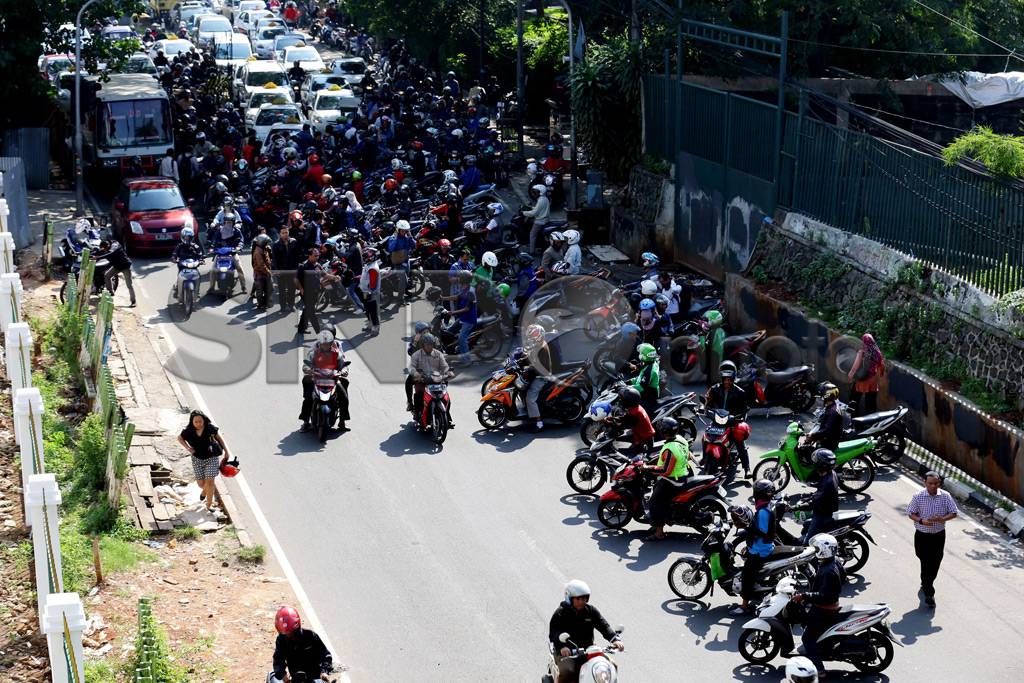 Aksi Ojek Berebut Penumpang...