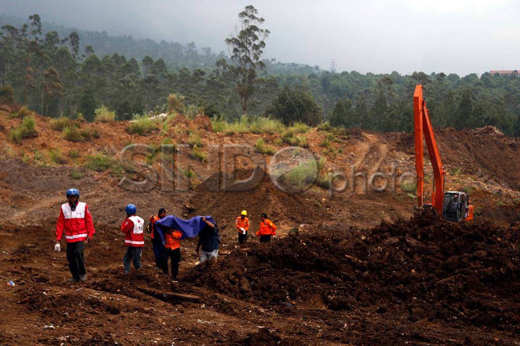 Hujan Turun, Pencarian...