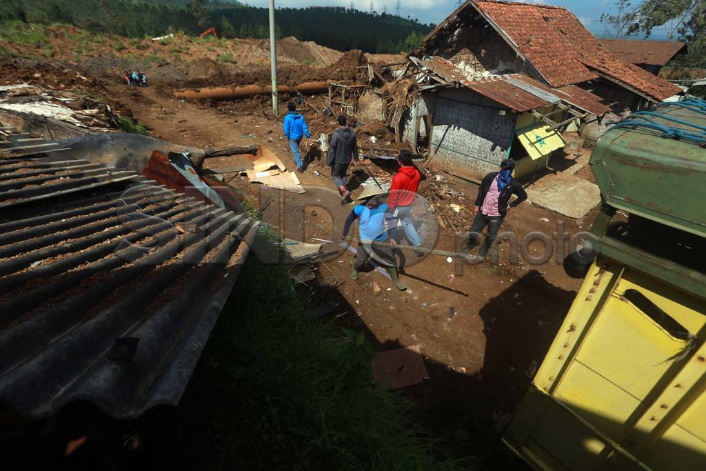 Warga Bongkar Rumah...