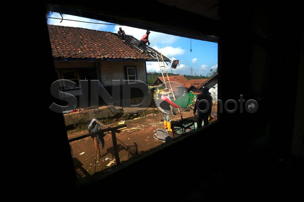 Warga Bongkar Rumah...