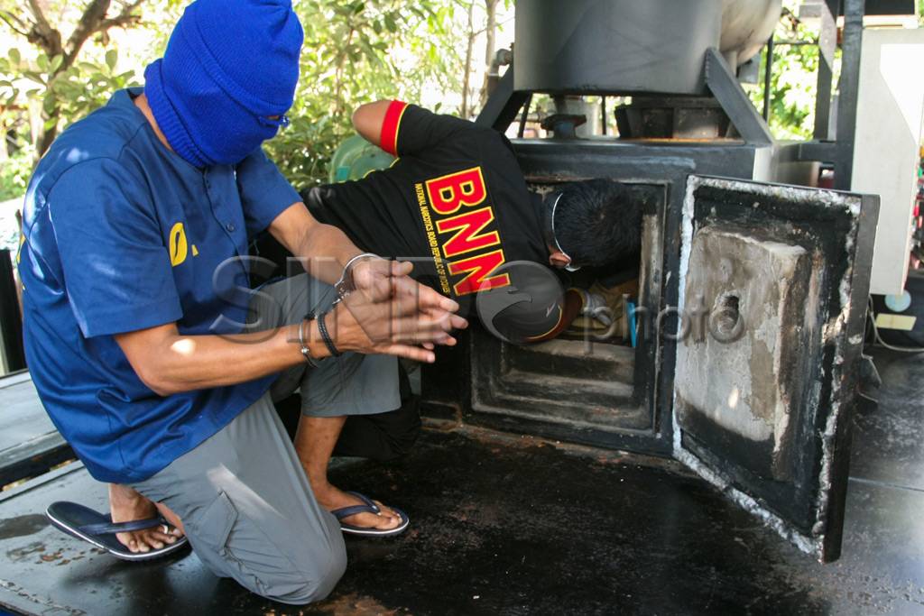 BNN Jawa Timur Musnahkan...