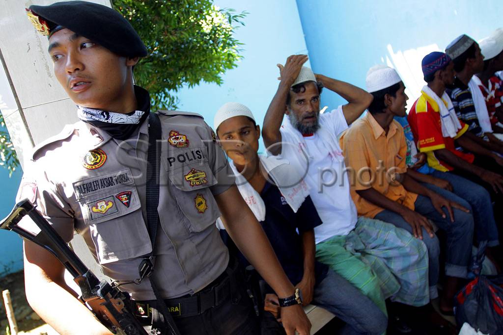 Imigran Rohingya Dipindahkan...