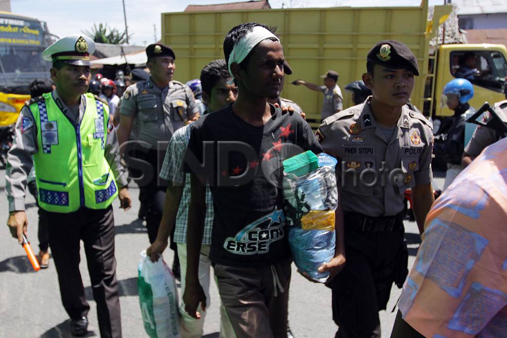 Imigran Rohingya Dipindahkan...
