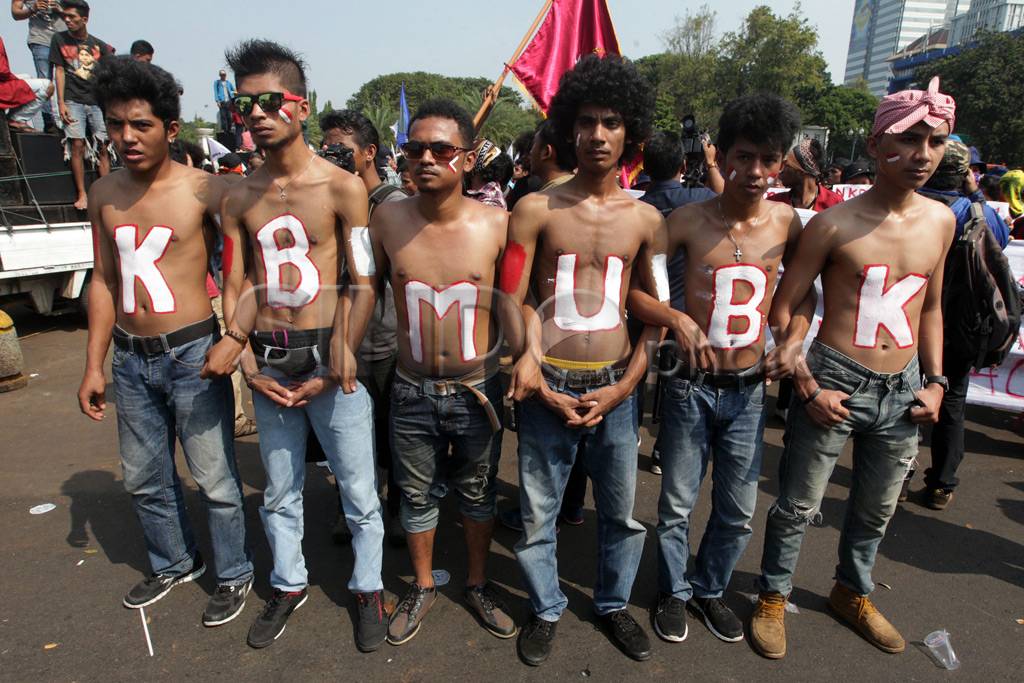 Unjuk Rasa di Depan...