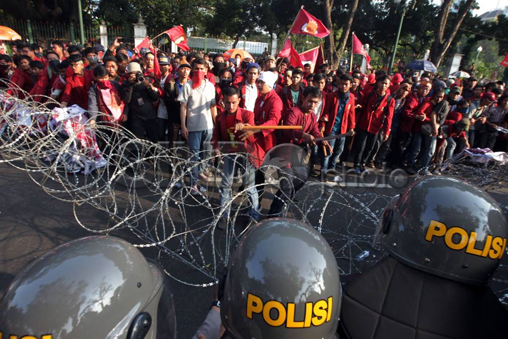 Unjuk Rasa di Depan...