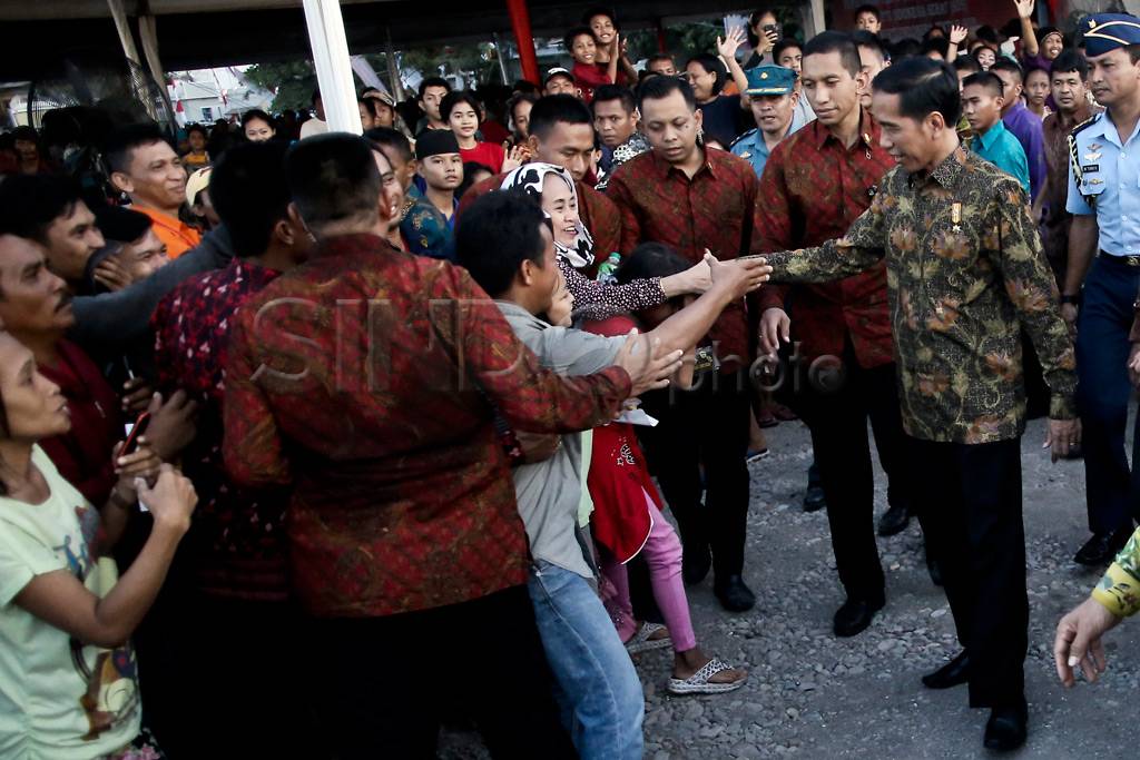 Presiden Bagikan Kartu...