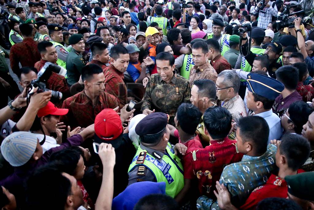 Presiden Bagikan Kartu...