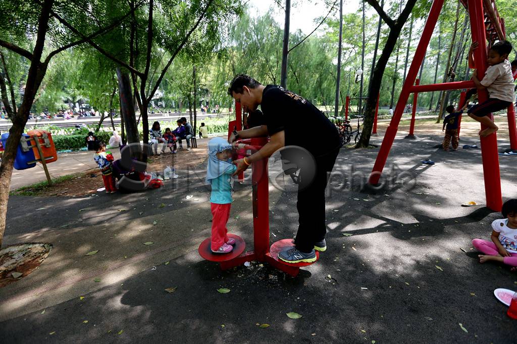 Menikmati Sejuknya Taman...