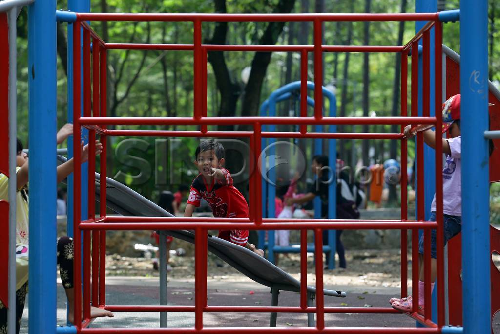 Menikmati Sejuknya Taman...