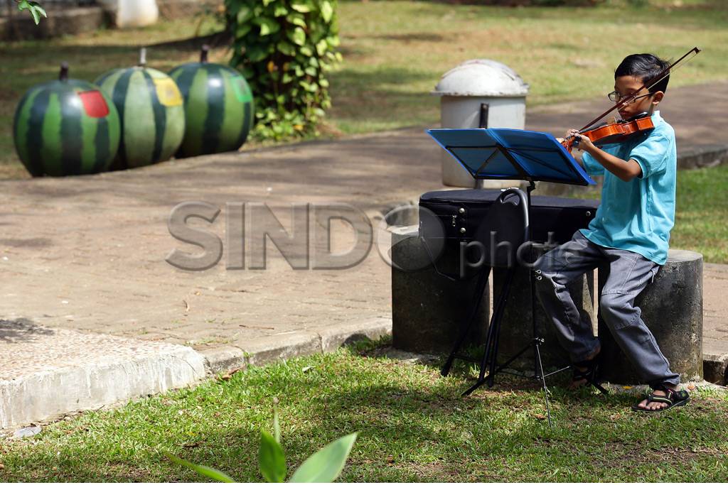 Menikmati Sejuknya Taman...
