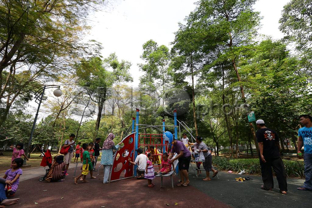 Menikmati Sejuknya Taman...