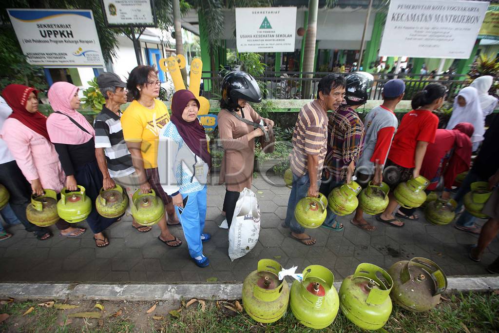 Warga Yogyakarta Antre...