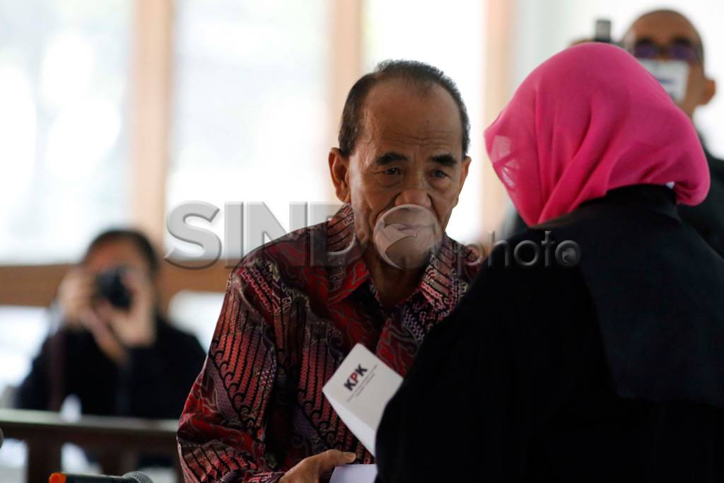 Annas Maamun Dituntut...