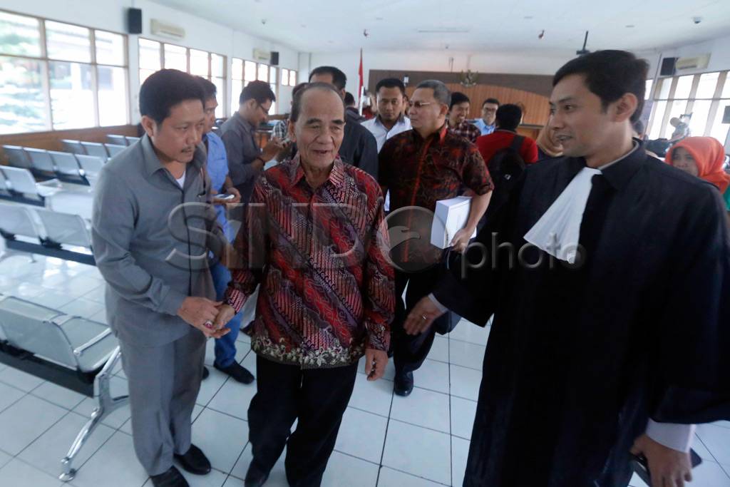 Annas Maamun Dituntut...