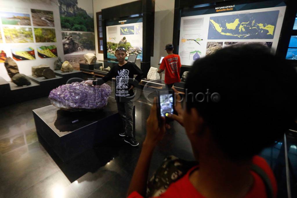 Batu Kecubung Ungu Raksasa...