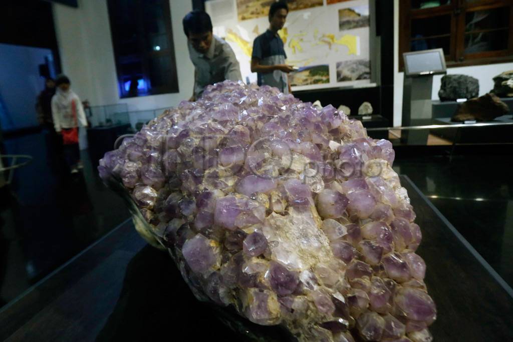 Batu Kecubung Ungu Raksasa...
