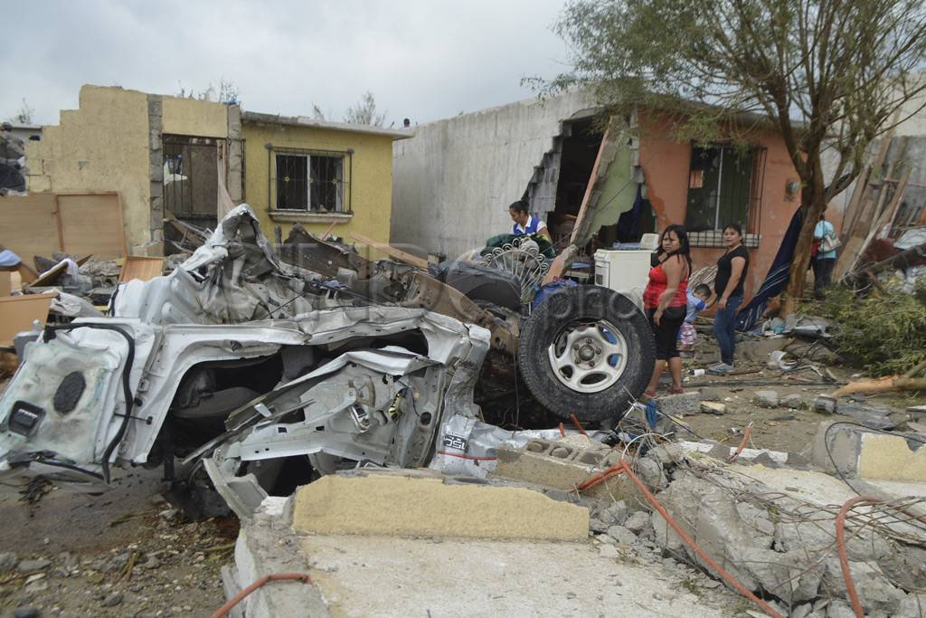 Tornado Hancurkan 1000...