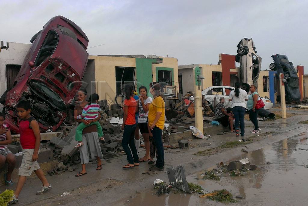 Tornado Hancurkan 1000...