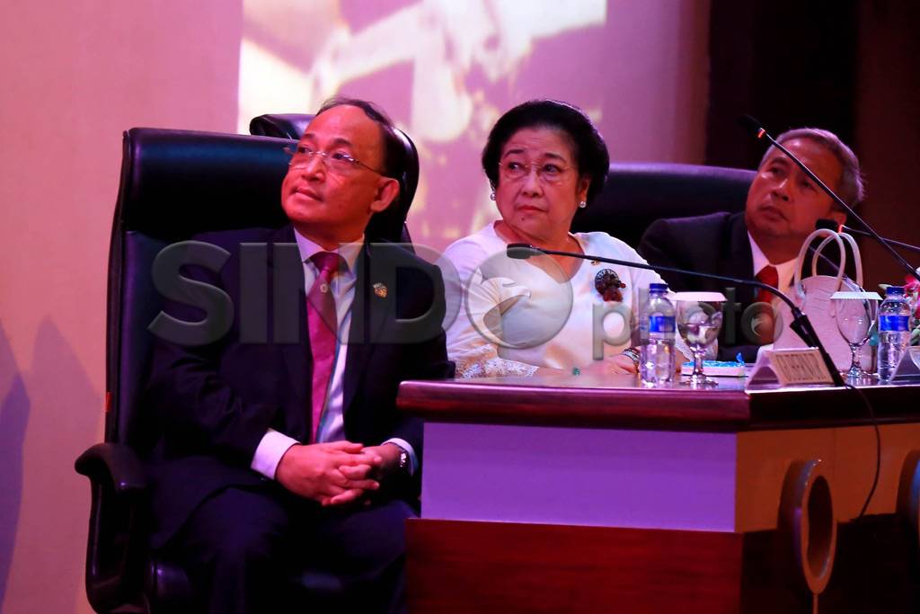 Megawati Berikan Kuliah...