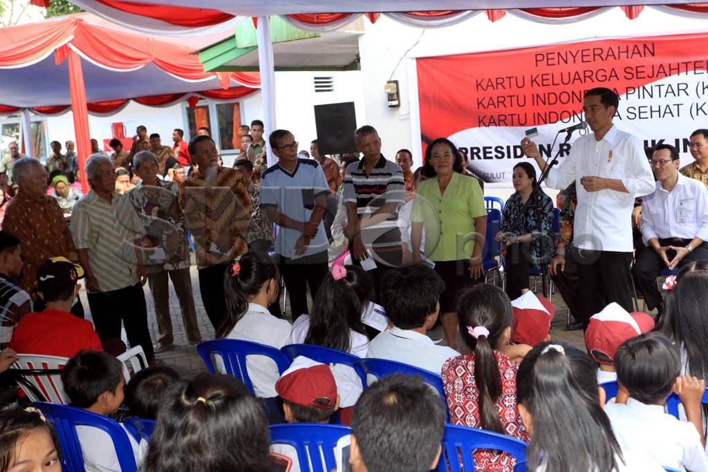 Presiden Jokowi Bagikan...