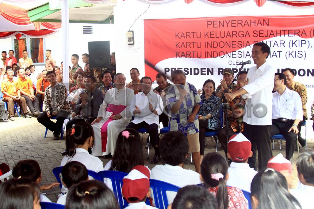 Presiden Jokowi Bagikan...