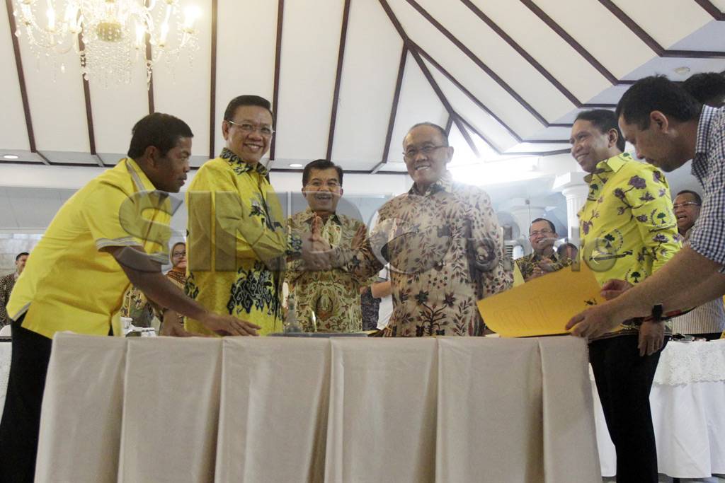 Senyum Ical dan Agung...