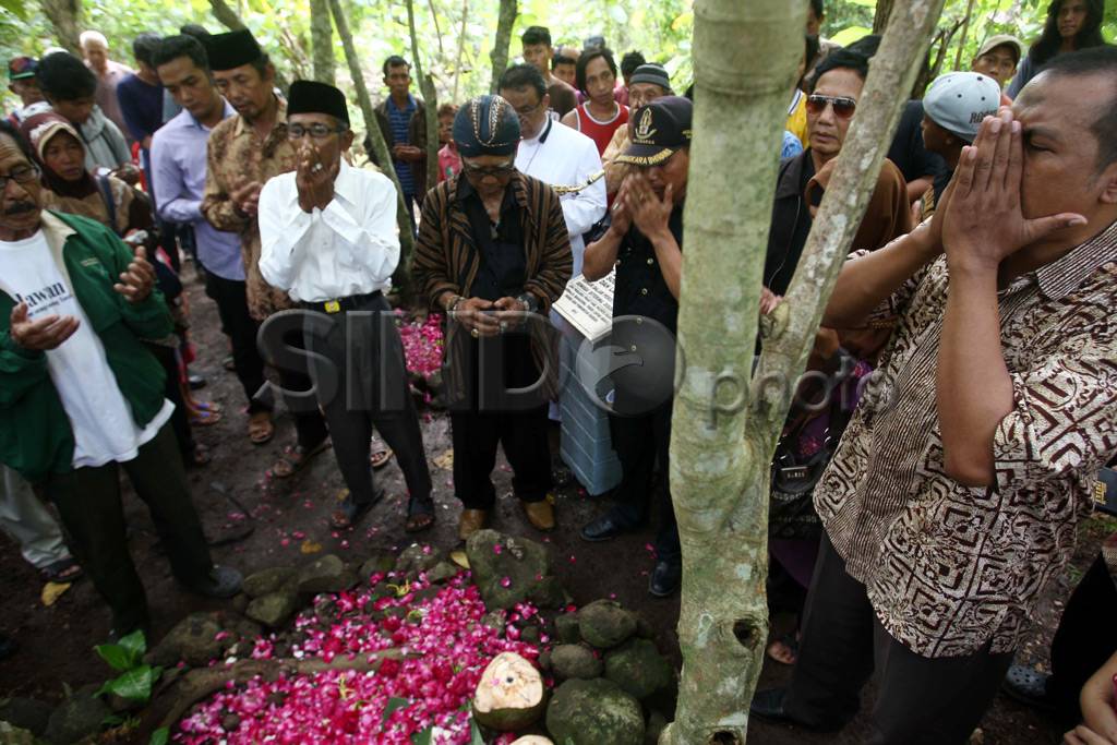 Pemasangan Nisan Kuburan...