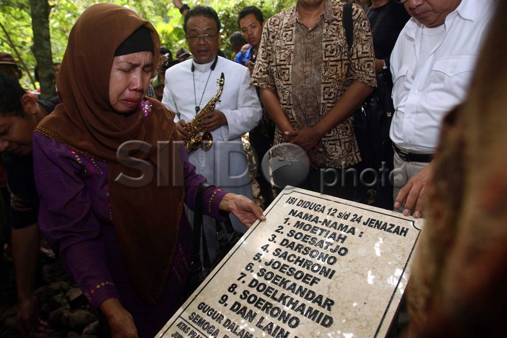 Pemasangan Nisan Kuburan...