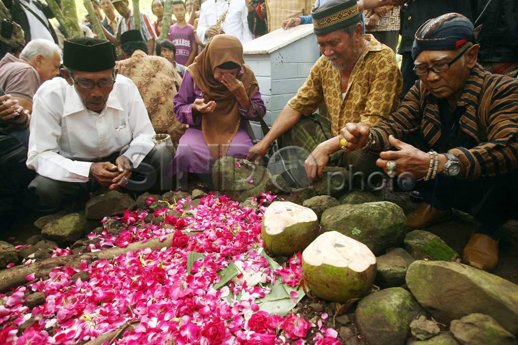 Pemasangan Nisan Kuburan...
