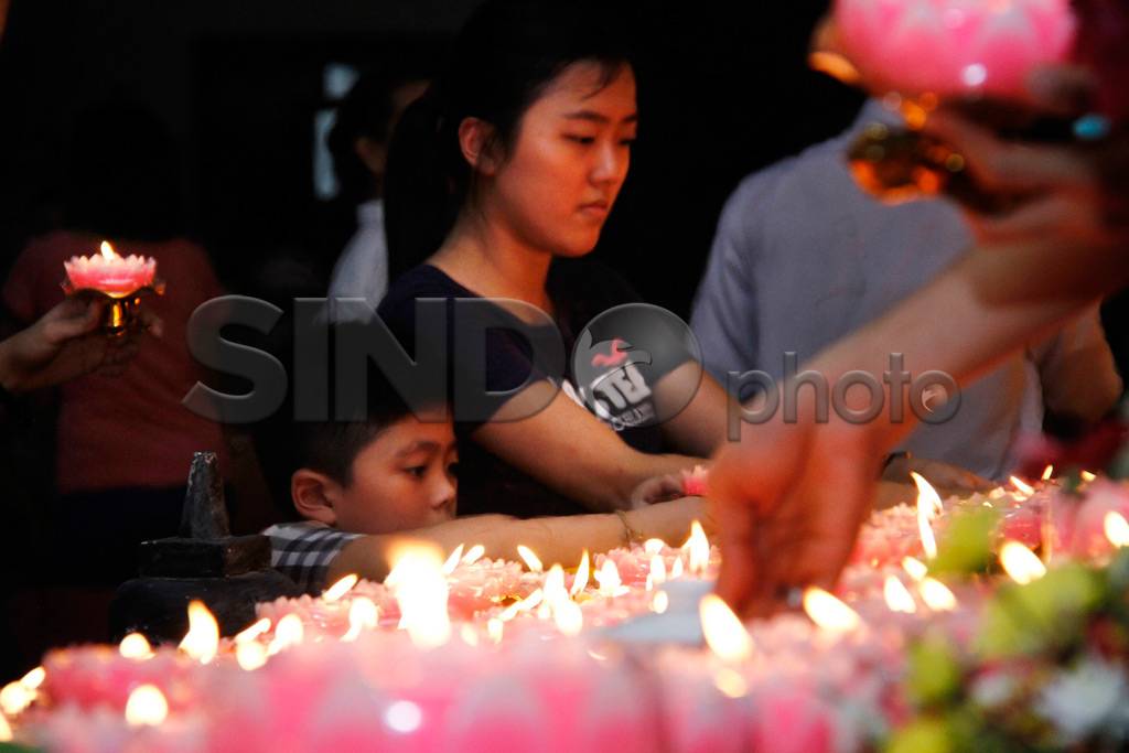 Umat Buddha Batam Mandikan...