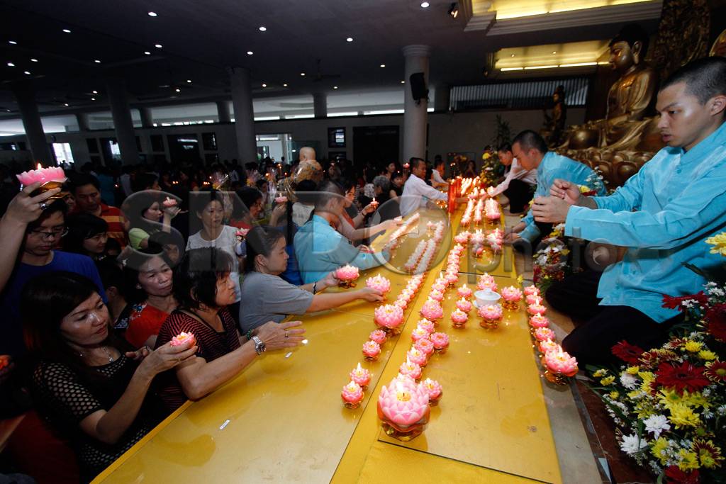 Umat Buddha Batam Mandikan...