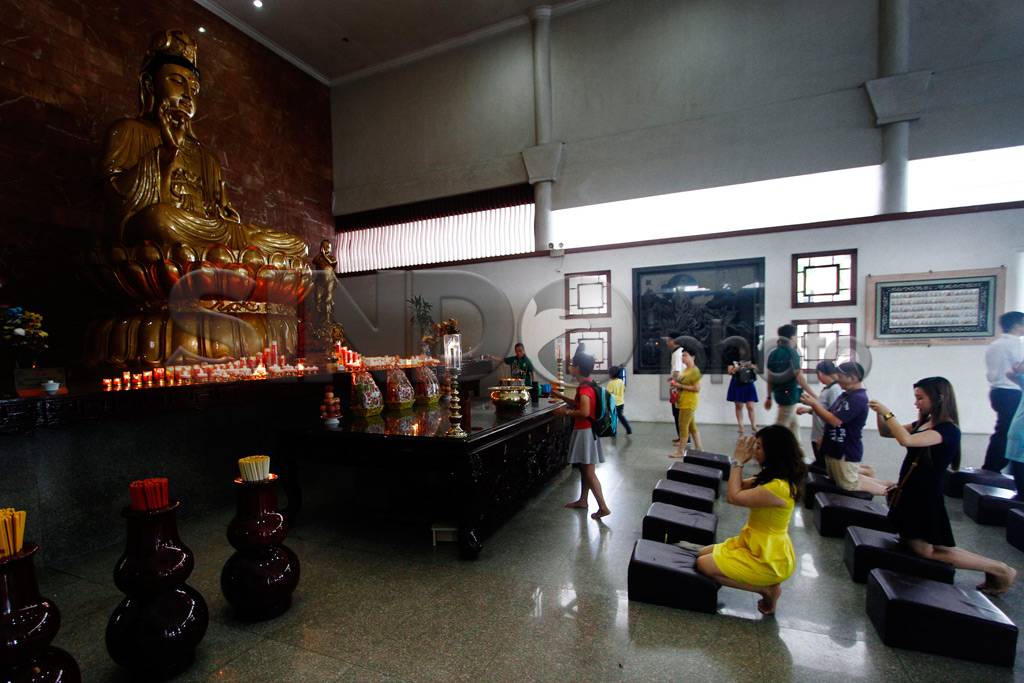 Umat Buddha Batam Mandikan...