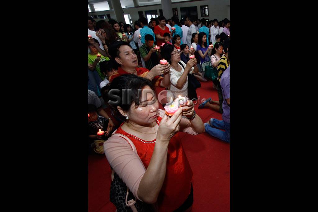 Umat Buddha Batam Mandikan...