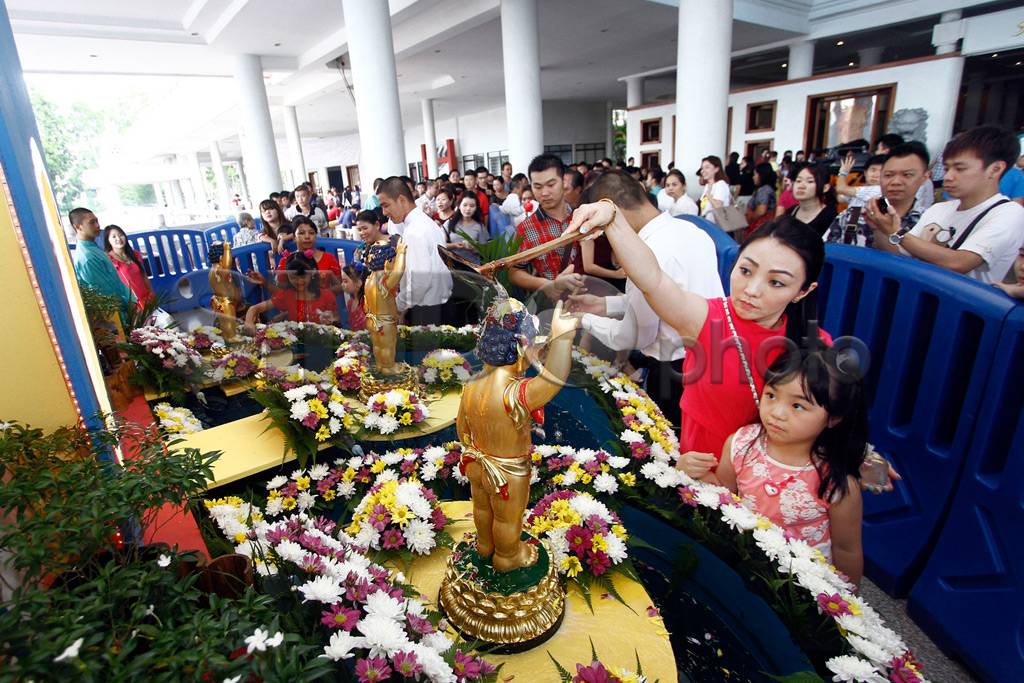 Umat Buddha Batam Mandikan...