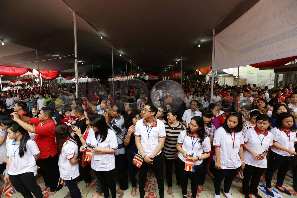 Ahok Kunjungi Vihara...
