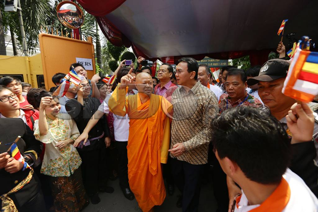 Ahok Kunjungi Vihara...