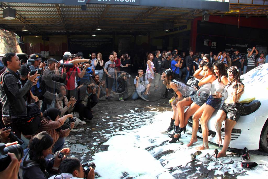 Ladies Carwash Meriahkan...