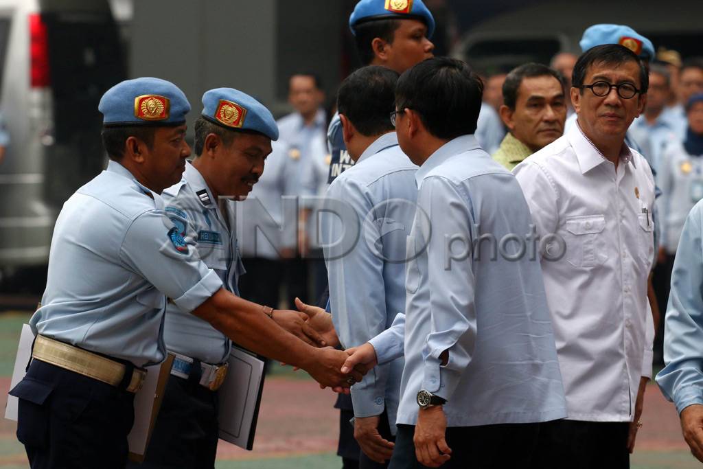 Menkumham Copot Sipir...