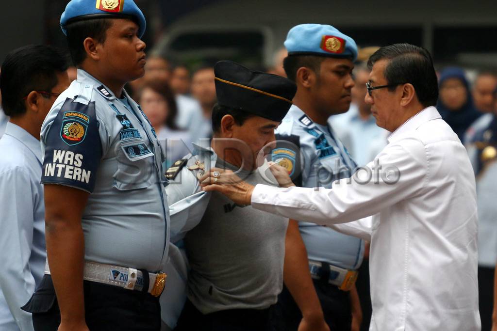 Menkumham Copot Sipir...