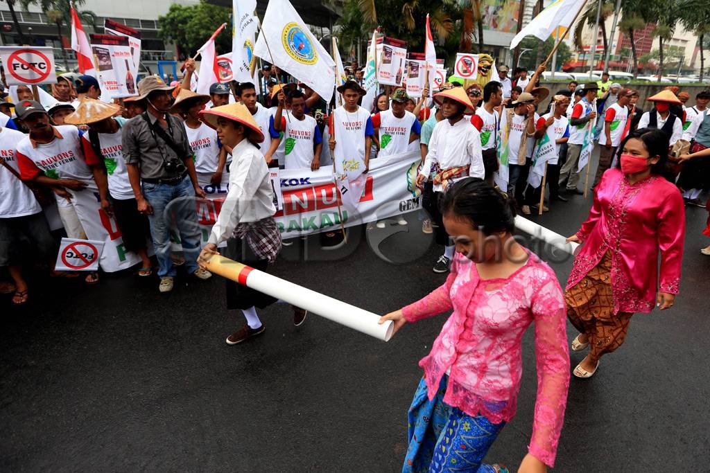 Aksi Demo Petani Tembakau