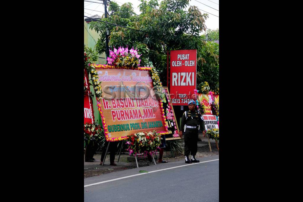 Karangan Bunga untuk...