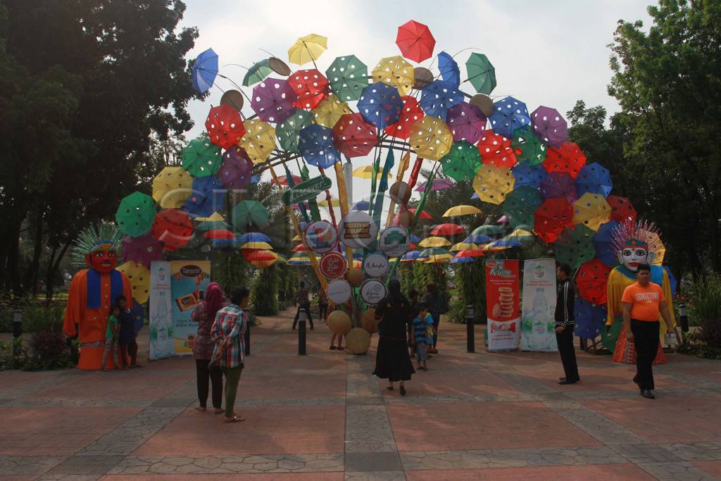 Warna Warni Payung Hiasi...