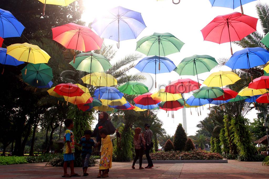 Warna Warni Payung Hiasi...