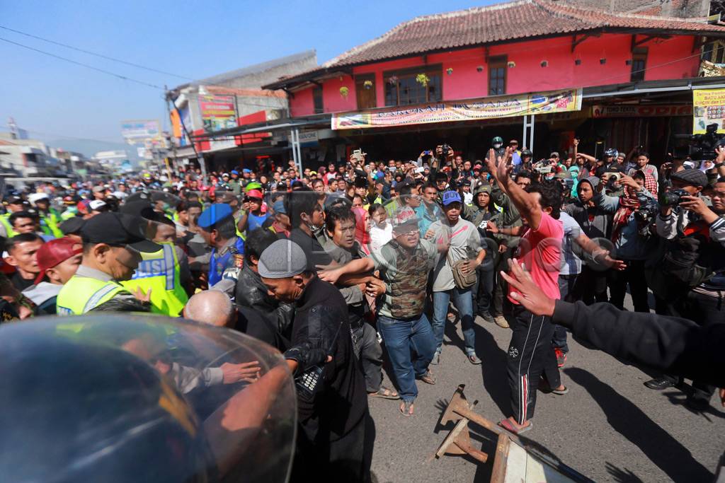 PKL dan Aparat Bersitegang...