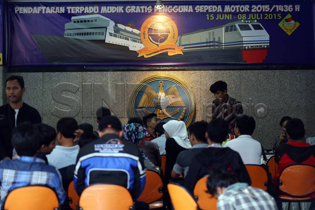Ratusan Warga Antre...
